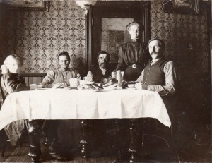Alma Score (Skarrit) Otto (far left) circa 1907| https://juliesaffrin.com